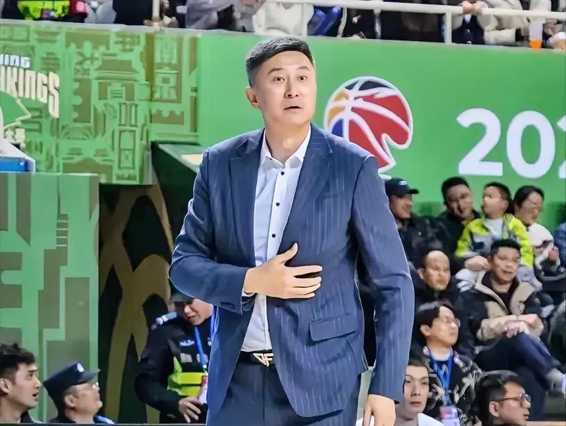 CBA裁判报告承认迪亚洛肘击后脑是错判，应为违体犯规。
但罚单来了，迪亚洛停赛罚