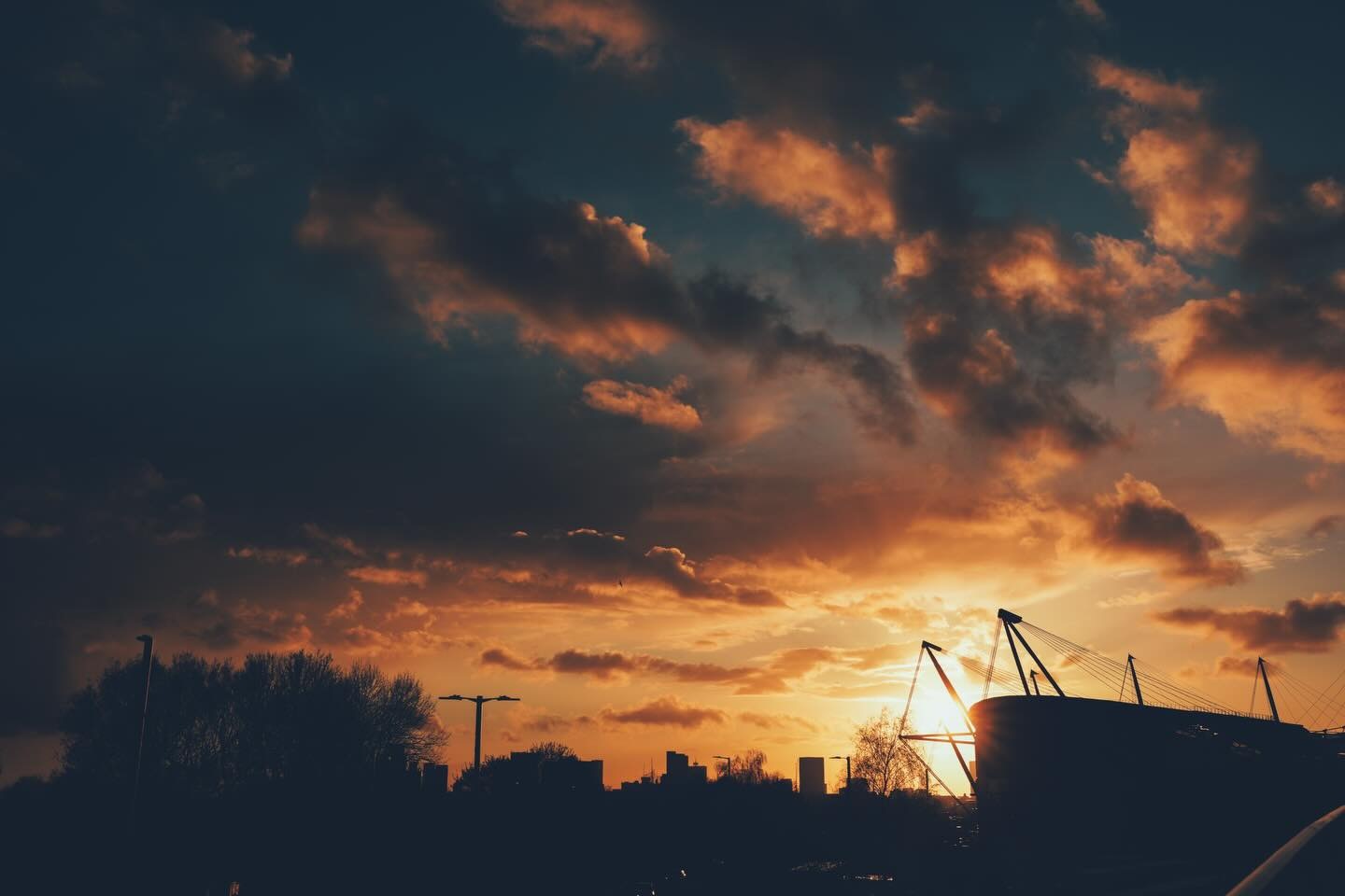 曼城御用摄影师汤姆拍摄的阿提哈德球场和日落，他说这是我在这里见过的最美日落之一?