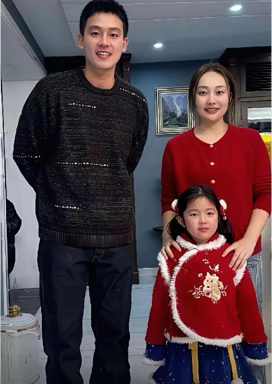 欧豪姐姐虽非明星，却两次意外登上热搜！一次粉丝见面会，她竟被误认成“女明星”；另