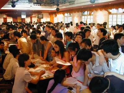 实话！中国人真是太有才了，搞出了个劳务派遣公司，说白了就是个中介。这可倒好，死命