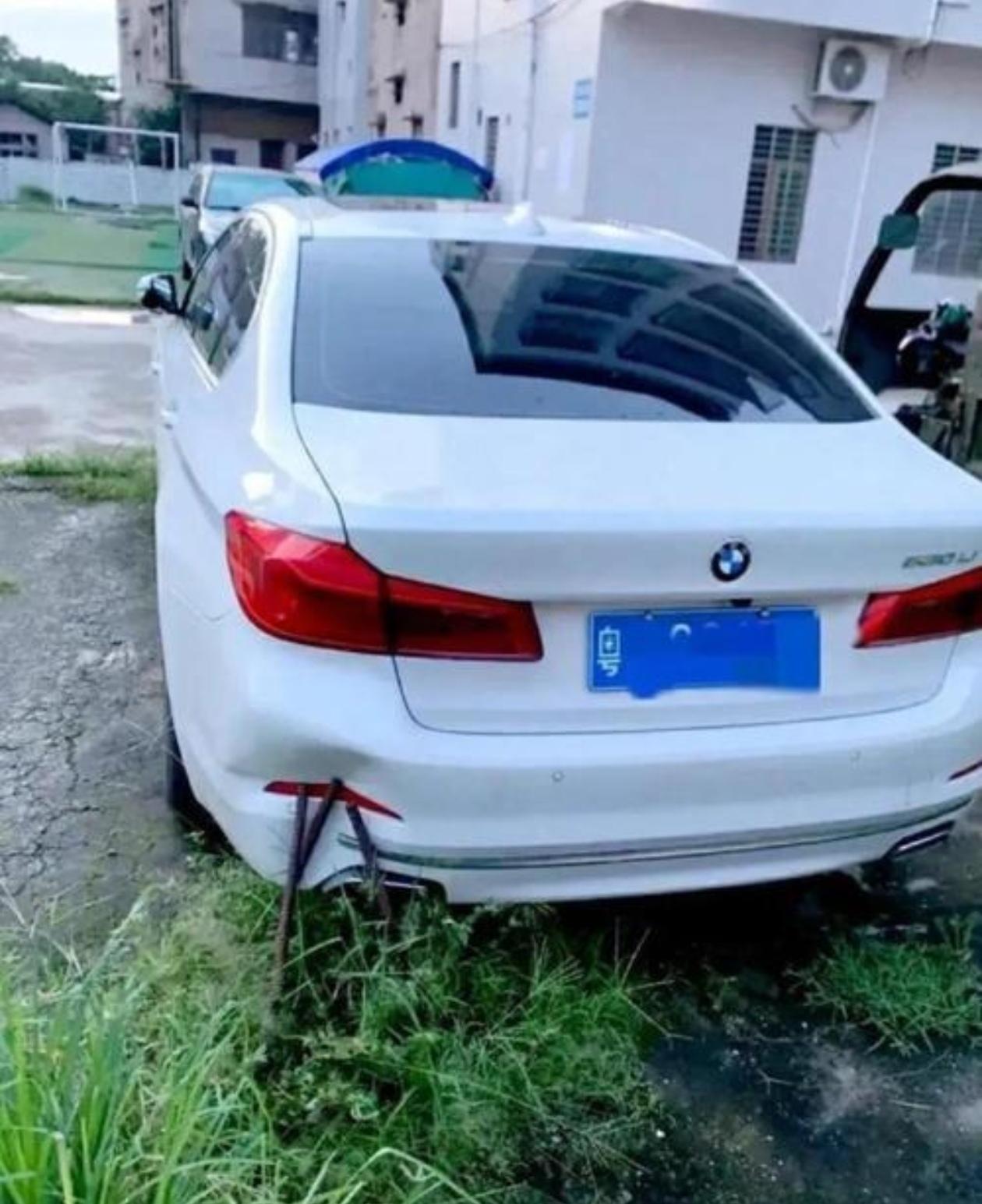 因邻居没及时割草，故没看到钢筋。新车倒车刮成这样，能找邻居赔吗？