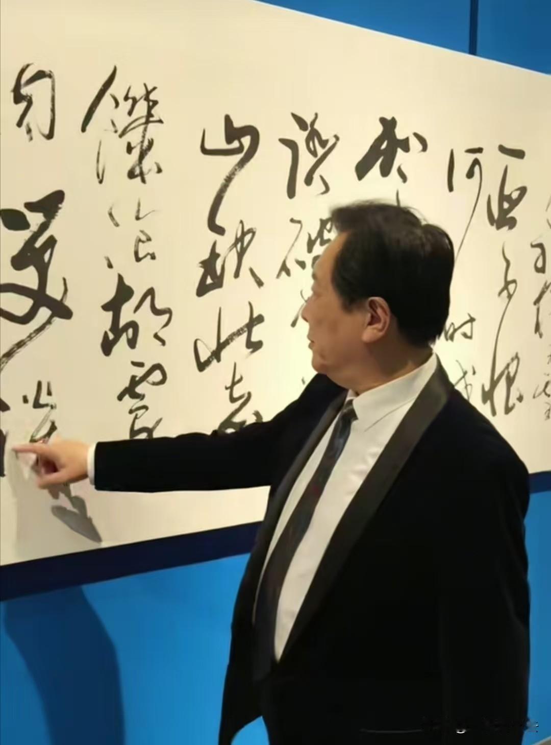 近日，当代影帝唐国强先生参观明星书法展，他特意来到自己参展的书法作品前久久参看，