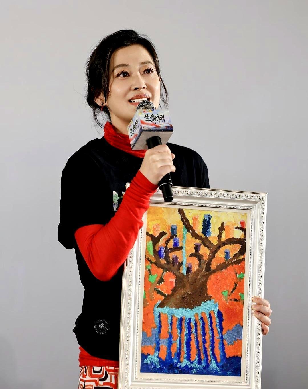 50岁梅婷，一枪干翻了整个医美圈。
 
单手勒马，眼神里全是杀气，举枪就射。这不