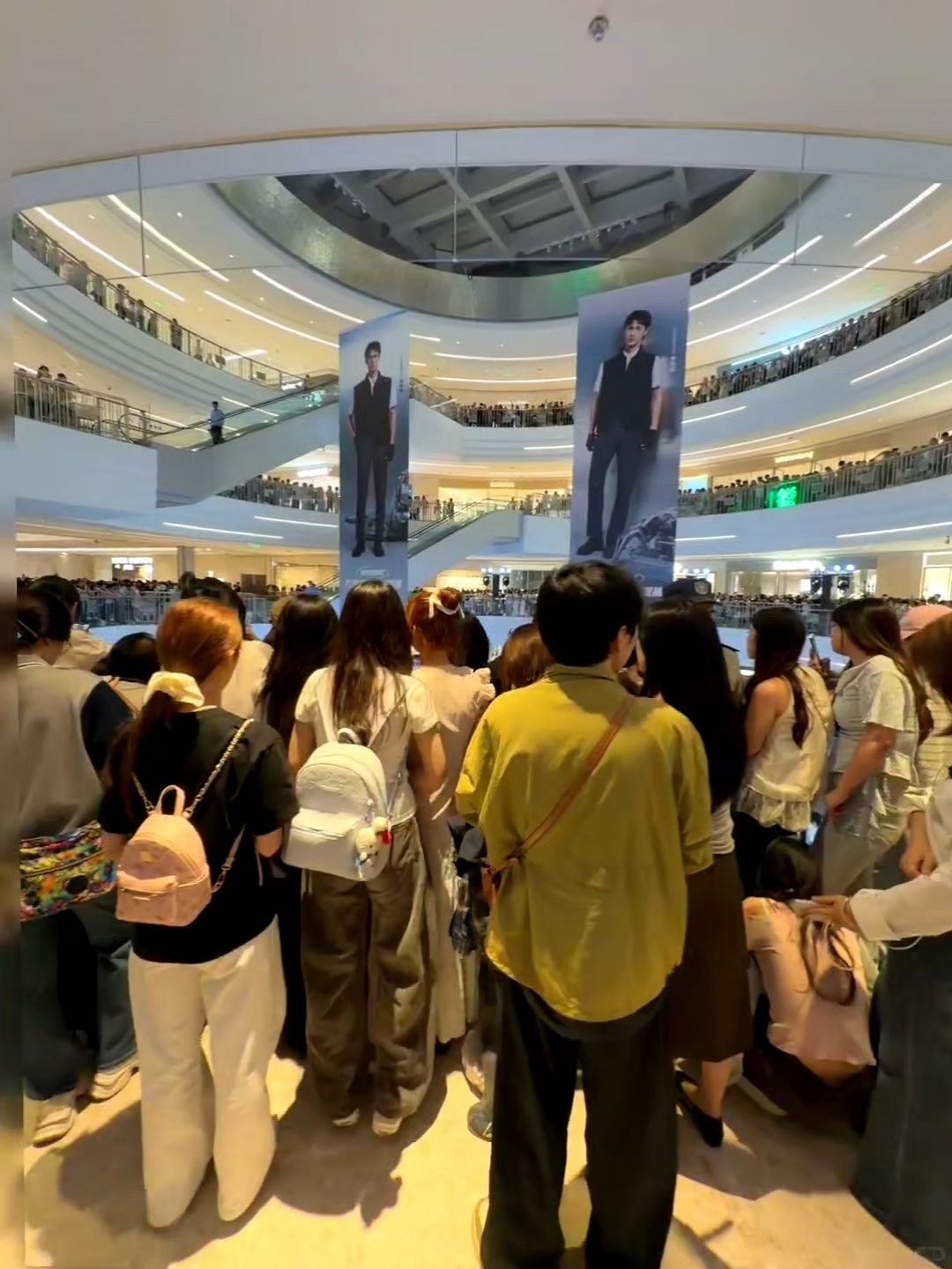 李昀锐今日线下品牌活动人气，非粉也震撼..这是小林还没到现场的时候。。。小森林太