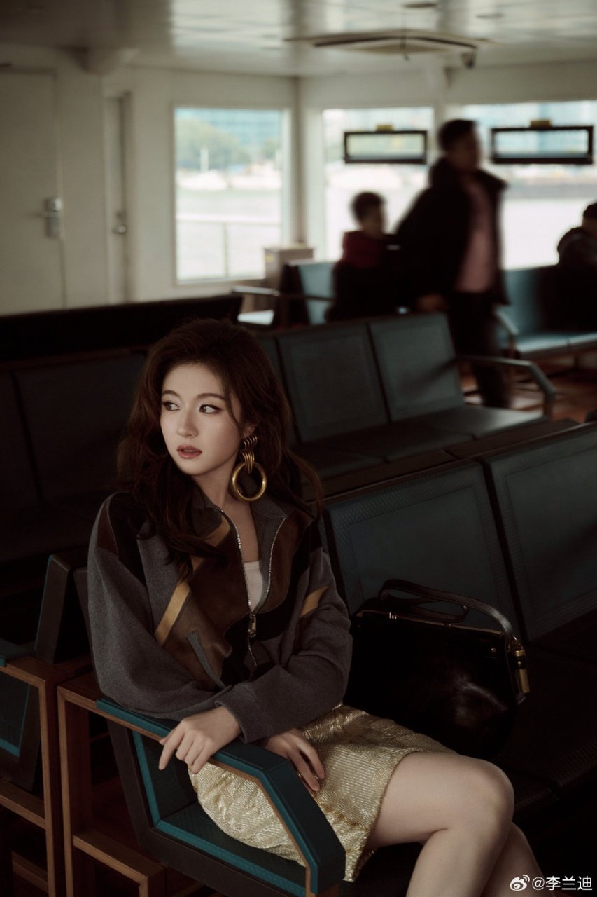 李兰迪耳环比脸大 李兰迪坐船上班 李兰迪坐船上班！ 