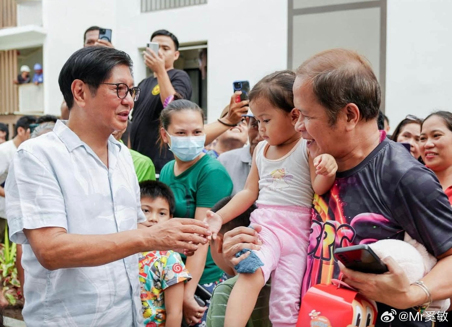 这下菲律宾彻底认怂了。中国直接官宣，在 11 日当天 6 时，在南海海域进行军事
