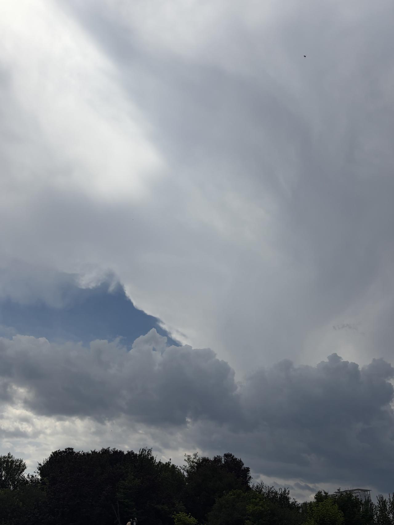 乌云翻滚雨欲来，
赶紧回家莫徘徊。
出门一定看天气，
道理应该都明白。
雷雨天气