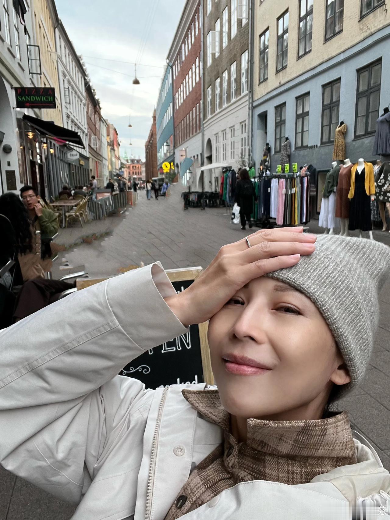 50岁蔡少芬把自己打扮成老奶奶，穿冲锋衣配条绒裤踩运动鞋还带了一顶针织帽！
不过