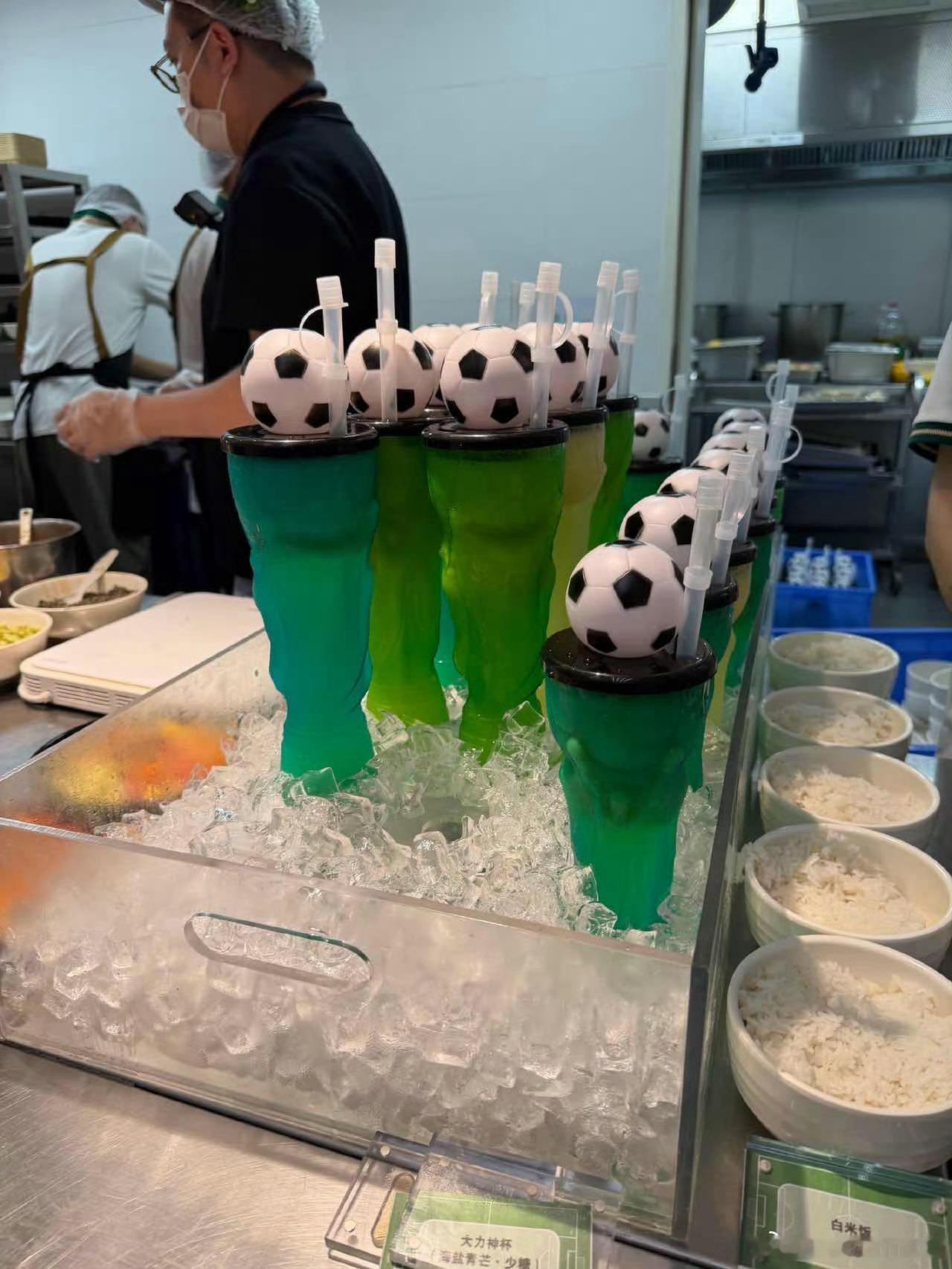这个夏天到处都是世界杯元素城市亮化加入足球图案设计，社区组织趣味点球活动，从闹市