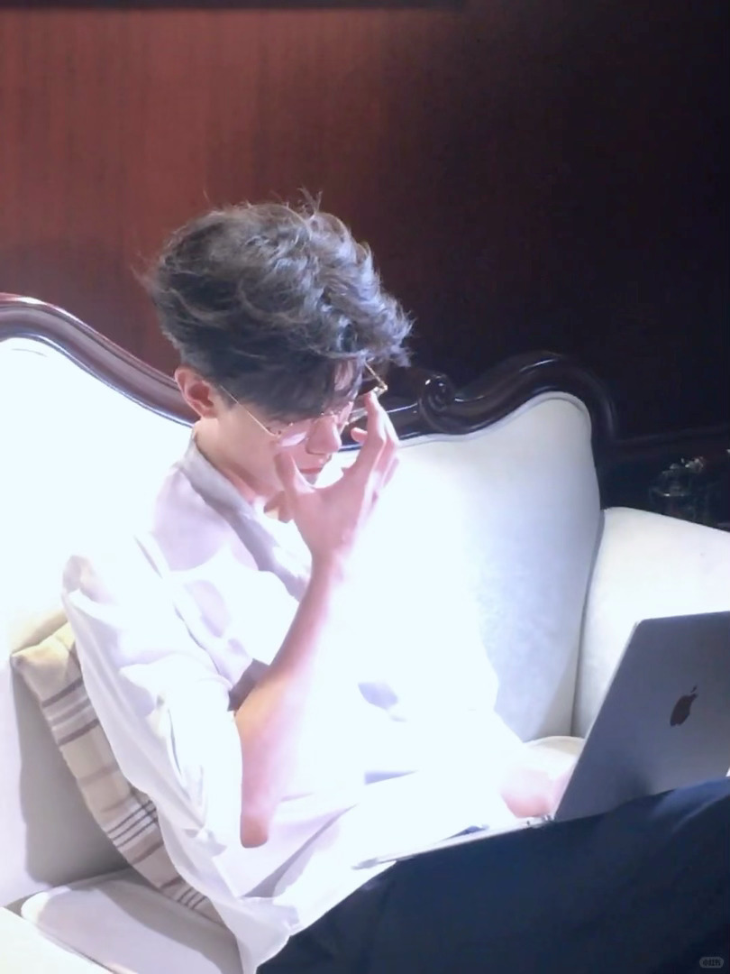 邓凯请把金丝边眼镜焊脸上爱上戴金丝边眼镜的斯文败类是我的宿命邓凯金丝边眼镜邓凯K