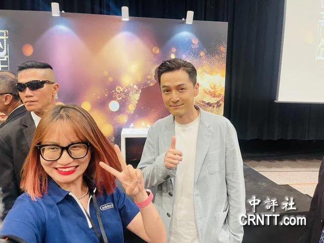胡歌与台湾青年热互动，　喊下次带妻女再来台。
演员胡歌12日旋风来台短短一天，下