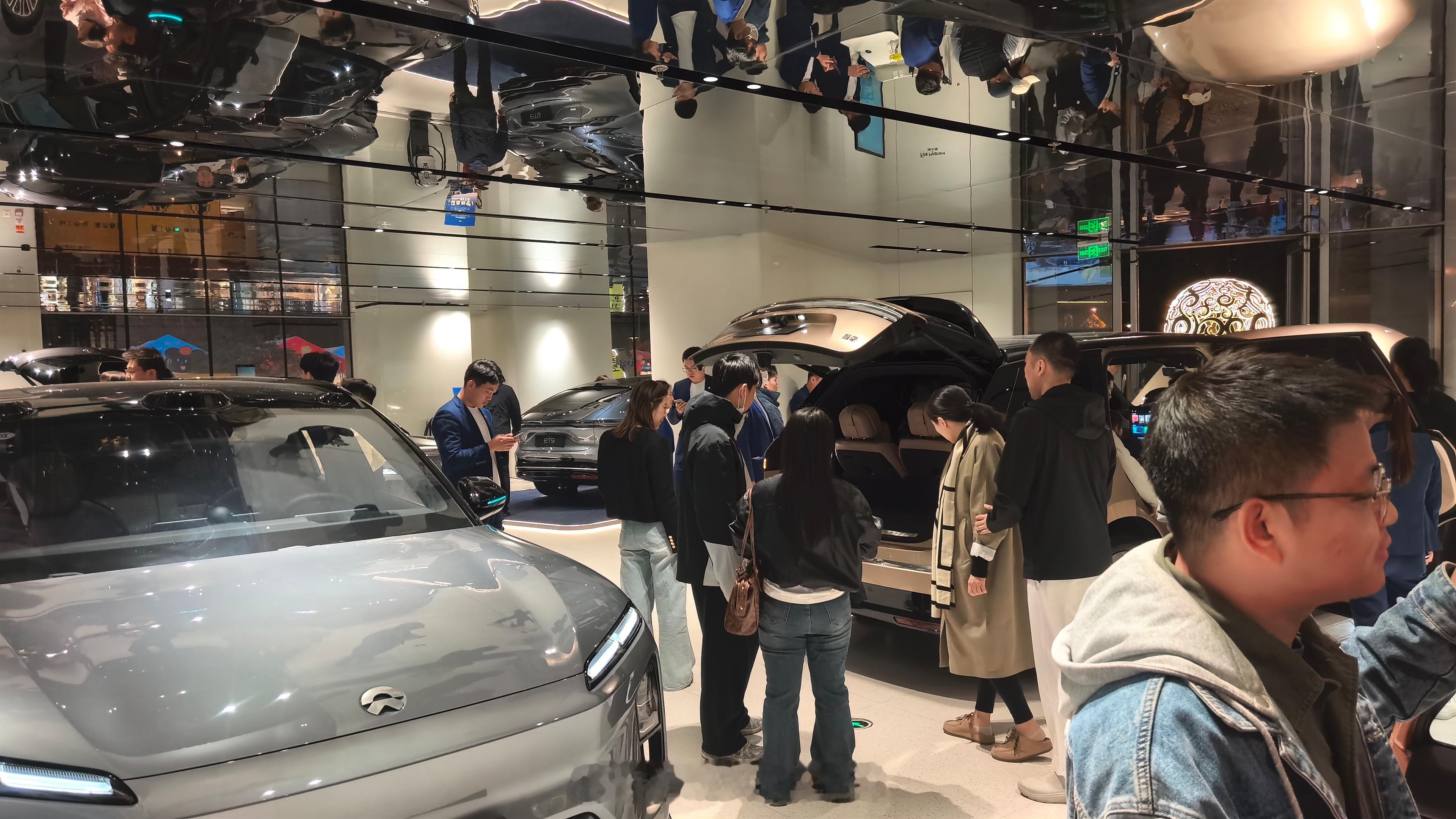 这是某蔚来门店ES9预售开启后的首个周末。如果没记错，上一次能让门店出现这般景象