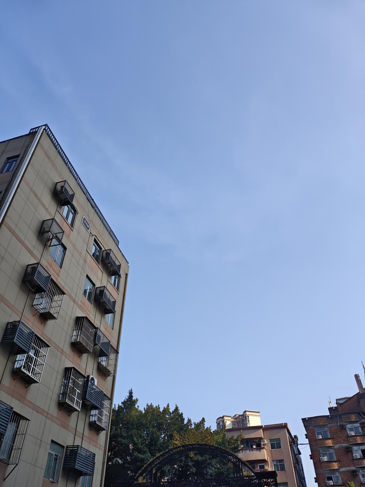随手拍一张天空照深圳好多日子阴天了，今天终于晴天了，天又是蓝蓝的了，很美丽！