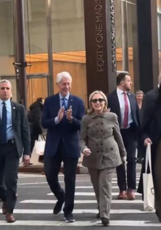 【比尔·克林顿在曼哈顿的人行横道上差点把妻子撞倒在地 “希拉里对比尔到底有没有一