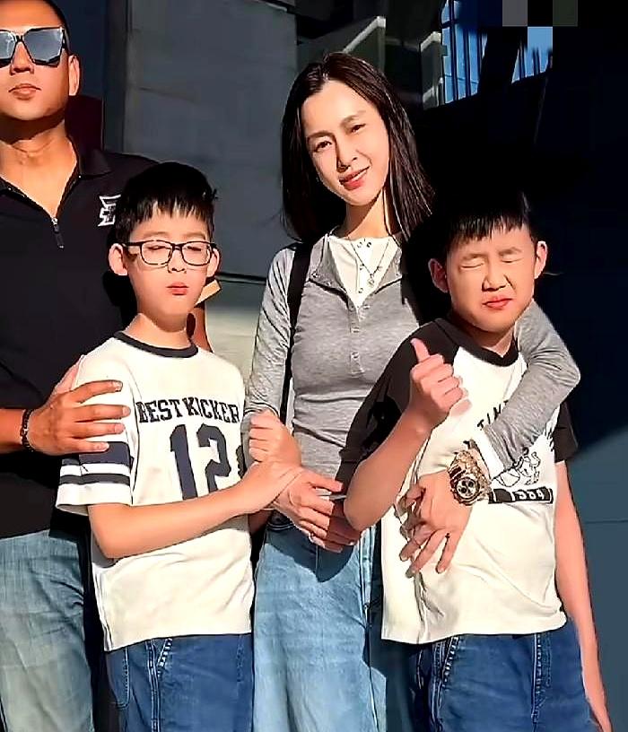 8月6日，范玮琪带着两个11岁的双胞胎儿子现身机场，准备飞马来西亚。
灰T、牛仔