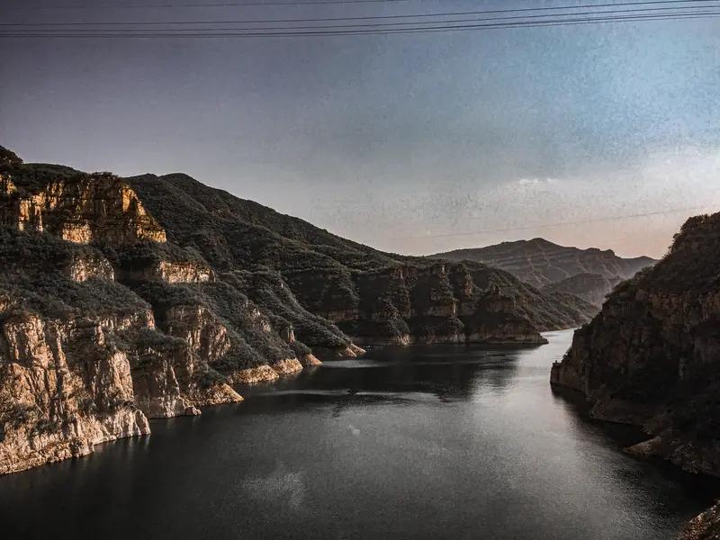 上联：山河静默千秋地；
下联：岁月悠长九重天。此对意境相契，尽显山河岁月之悠远韵