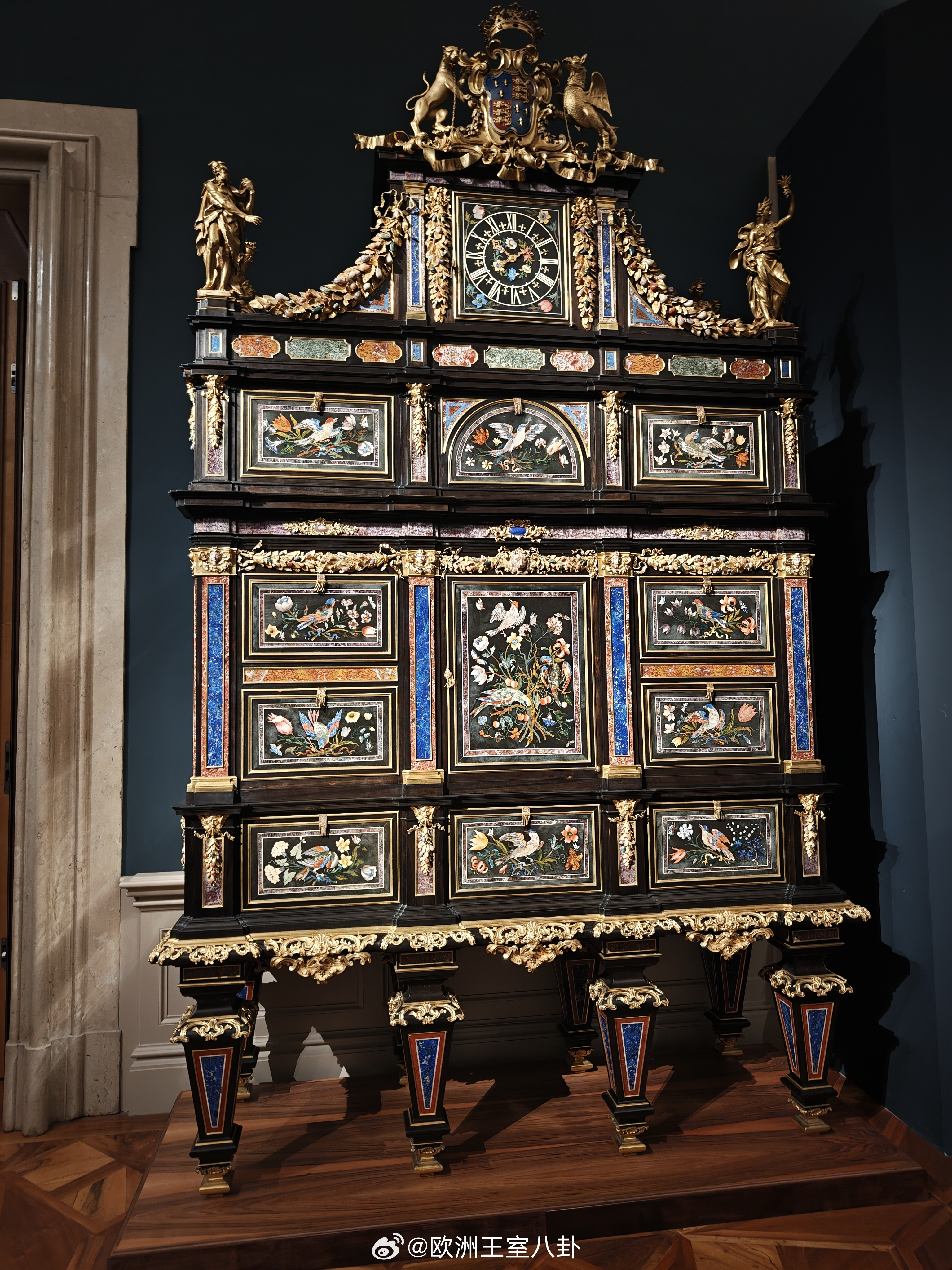 目前，列支敦士登亲王汉斯-亚当二世的大宝贝柜子：羽毛球柜（Badminton C