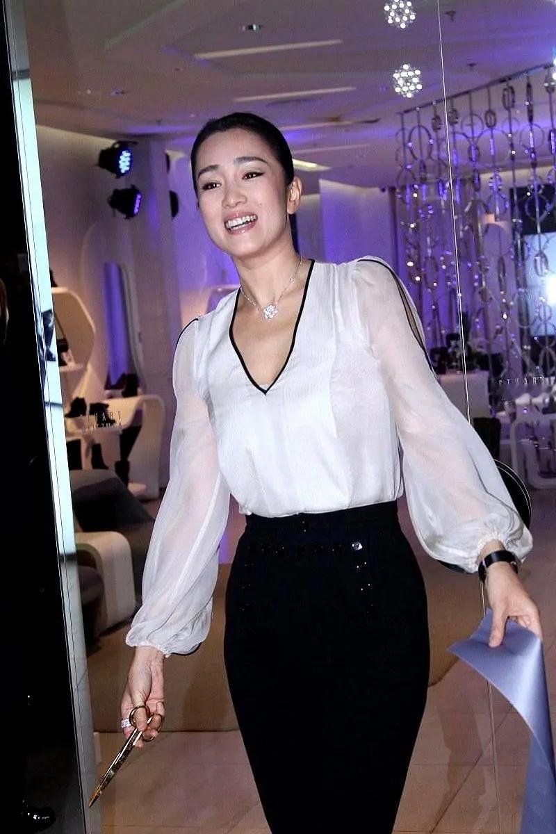 当年老谋子宁死不娶巩俐，真不是嫌她条件差。向太早就戳破了这层窗户纸，巩俐骨子里全