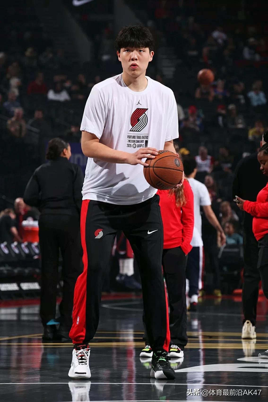 杨迷朋友们注意了！今日开拓者官方宣布，将杨瀚森下放到G联赛的撕裂之城混音队。小杨