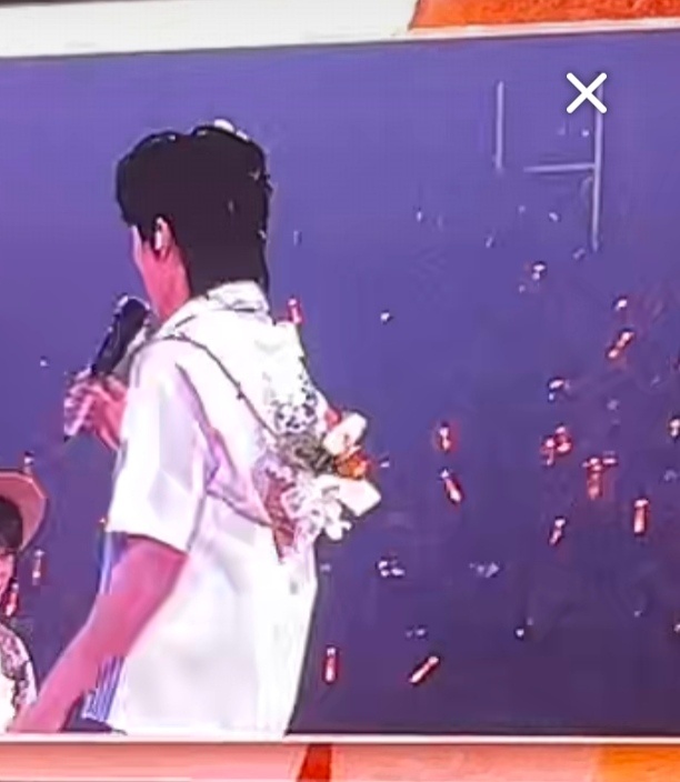 好萌啊，背着花花 