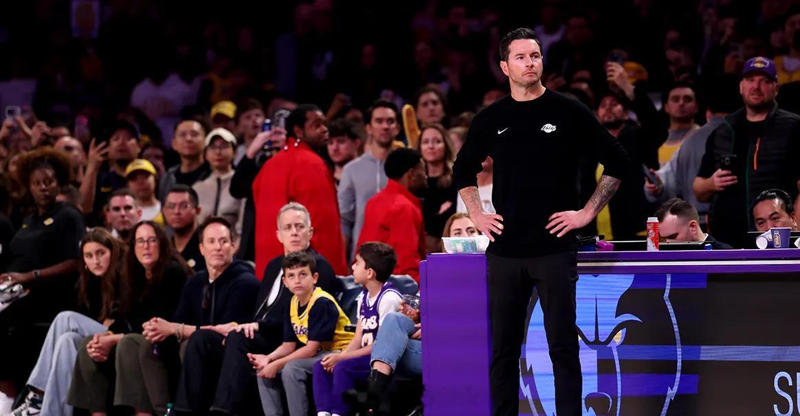 湖人主帅雷迪克接受了媒体采访，谈到了球队中锋艾顿近期的表现。“我觉得他确实有些沮