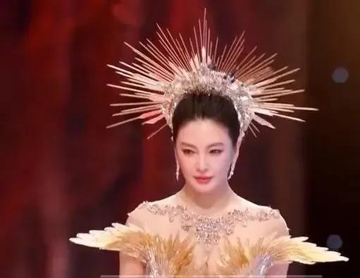 御姐张雨绮，又一霸气造型！这个造型让人想到了火凤凰，真的霸气侧漏，她曾经说过，穿