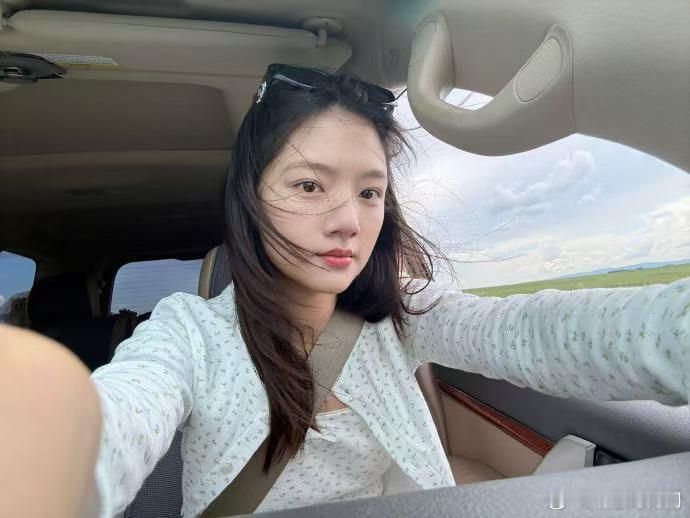 任敏野生的自由感任敏公路文女主有脸了 风吹头发随便拍都好看，她身上那股野生感太稀