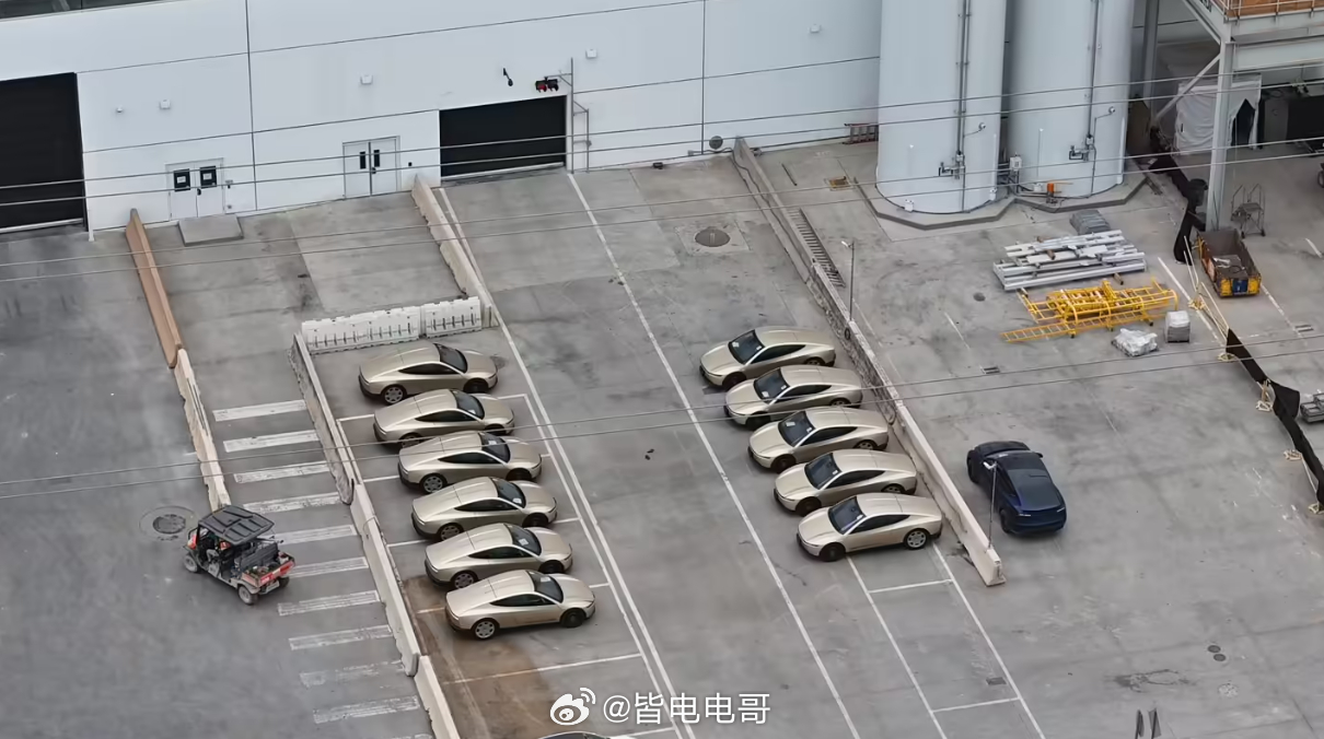 特斯拉model y 和robotaxi 的同框，直观感受一下两者的尺寸差距