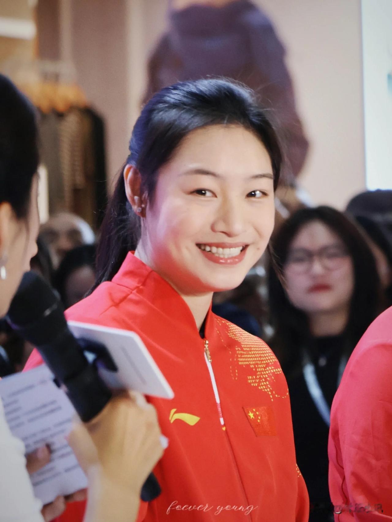 跳水梦之队，昌雅妮，是一个爱笑的女孩，每次看到她，都是笑眯眯的，基本上没见过她愁