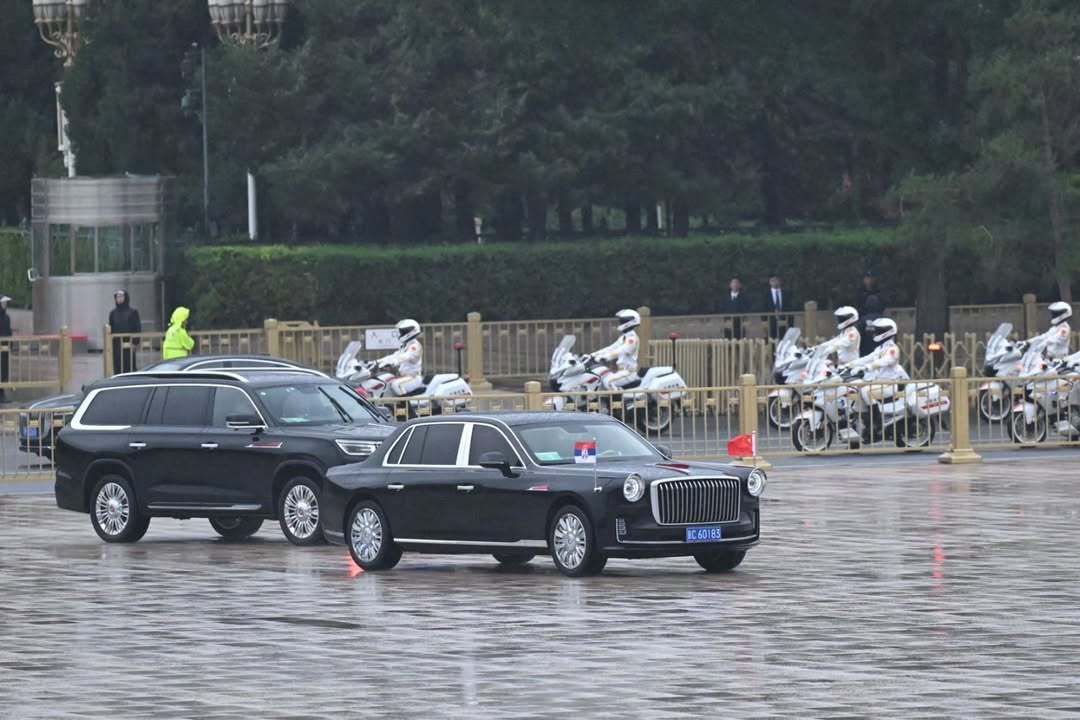 今天上午，塞尔维亚总统武契奇向人民英雄纪念碑敬献了花圈武契奇抵京武契奇向人民英雄