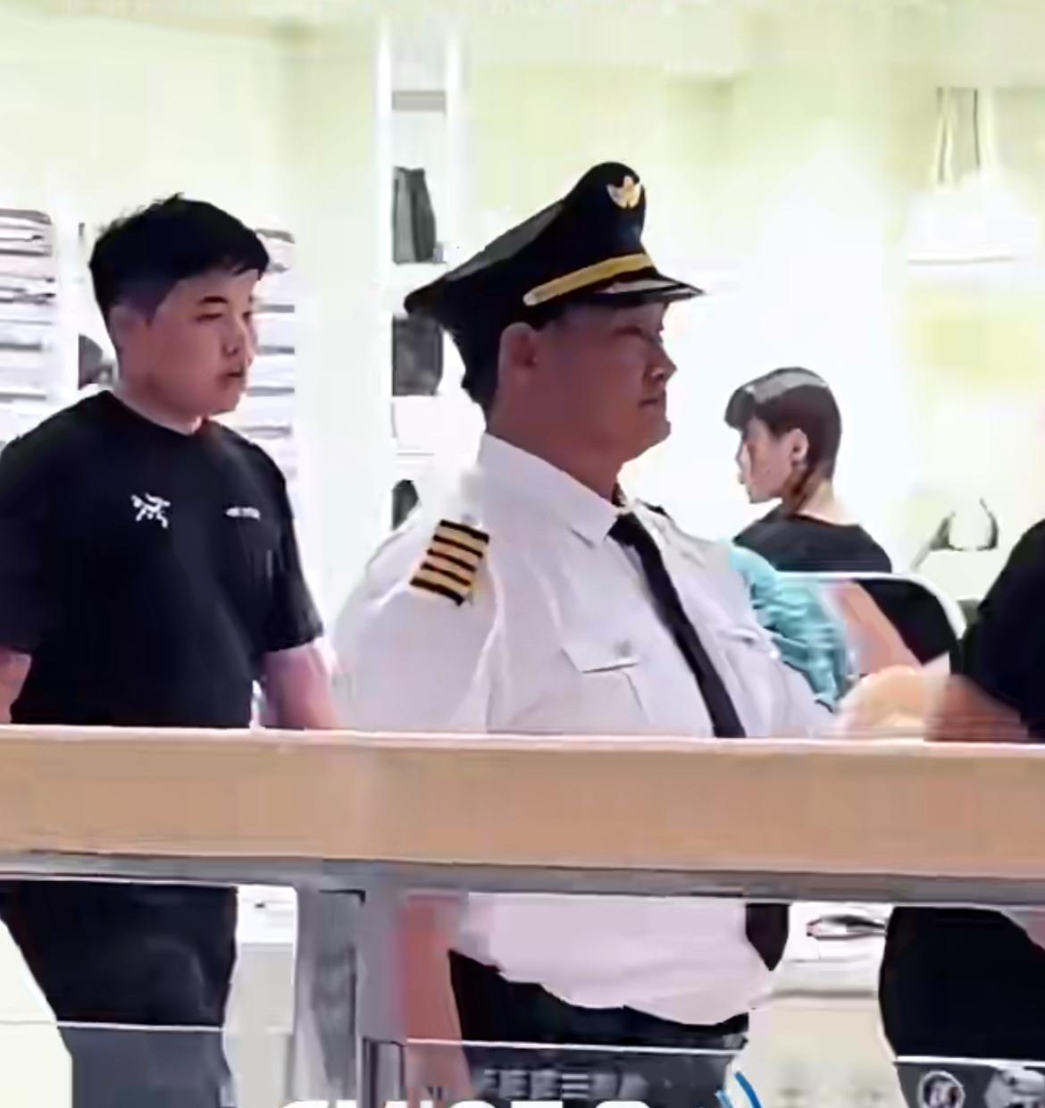 朱之文老师穿啥像啥？不信你看看这又穿上机长的制服走路雄赳赳气昂昂的。
2026‑