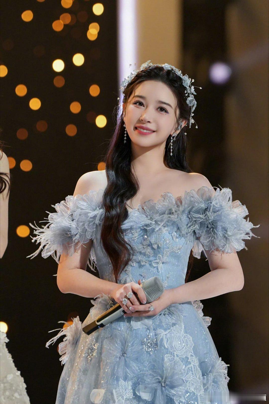 阚清子欣赏一下自己的精修图乘风2026阚清子浪姐造型美出新高度，精致迷人超显年轻