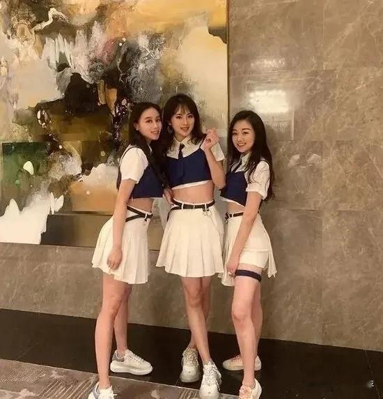 姚安娜，何超欣和袁九儿的合照，她们三被曾称为“留美千亿三姐妹”。大家对姚安娜和何