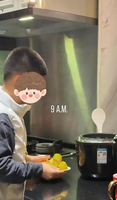 森林北晒儿子女儿森林北晒出一双儿女近照，虽遮挡正面但颜值气质出众，姐弟俩独立又贴