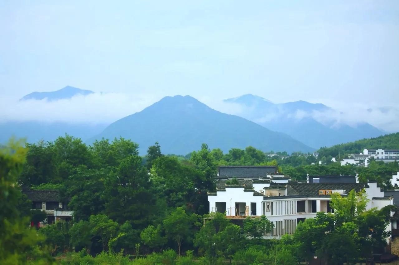 成长的路上，我们学会了筛选与被筛选。电话簿里的名字或许在变，但每个留下的人都是生