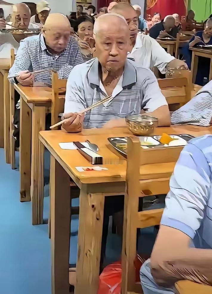 特别害怕那一天，
除了吃就是等待，
孤独而担忧，
感觉无助和茫然。