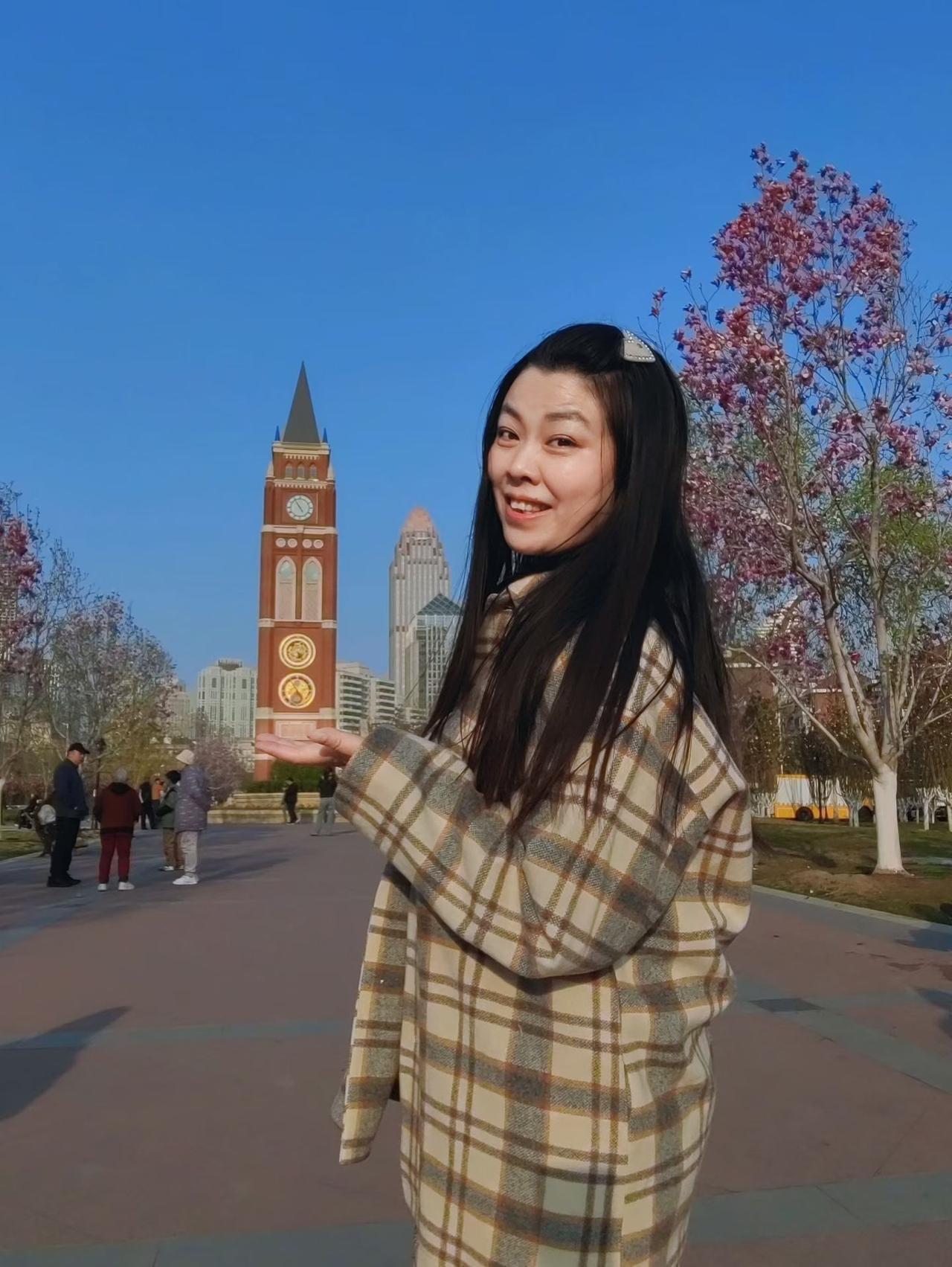 红玉兰——《生活浅吟》之八十
还是那话，妻子在天津五大道照的照片，发的朋友圈，俺