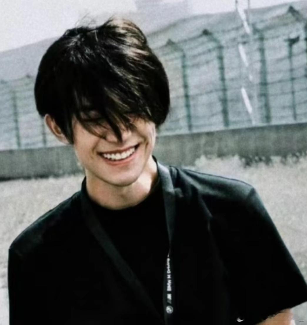 #易烊千玺[超话]# 突然发现一张神图！！可以单独拎出来看很久，笑起来有酒窝啊[