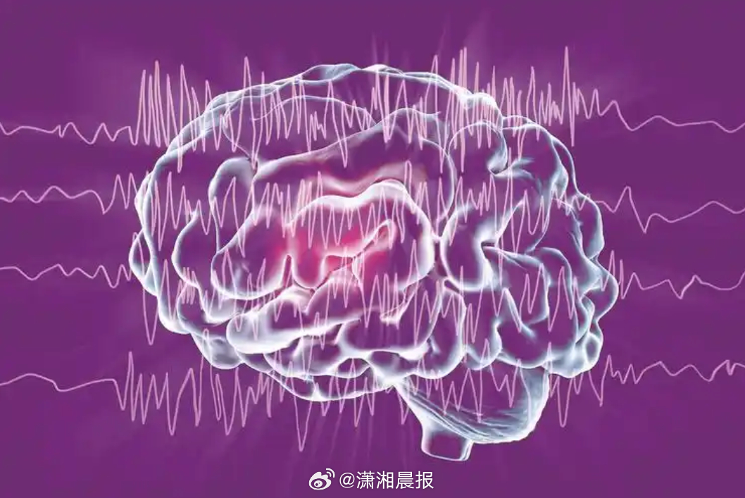 【#男子脑出血后夜晚对着空荡墙角说话#】#医生谈男子脑出血白天夜晚宛如两人#据福