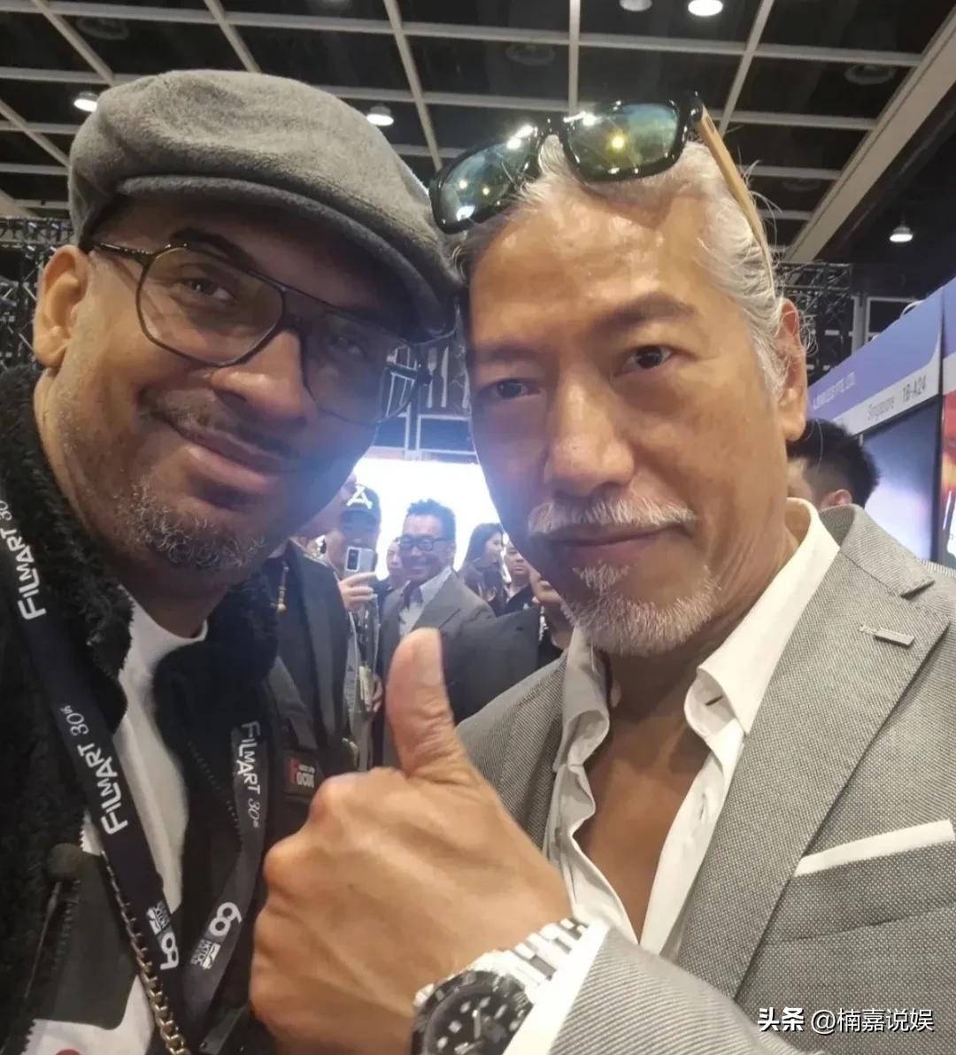 他是娱乐圈唯一一个，真正做到越老越帅的明星吧！
港星张耀扬出席香港影展，穿着一件