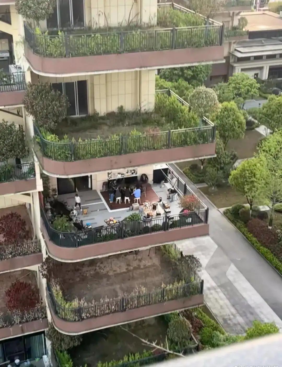 想问下住这种楼上楼下全是荒野的房子，晚上睡觉真的不害怕吗？