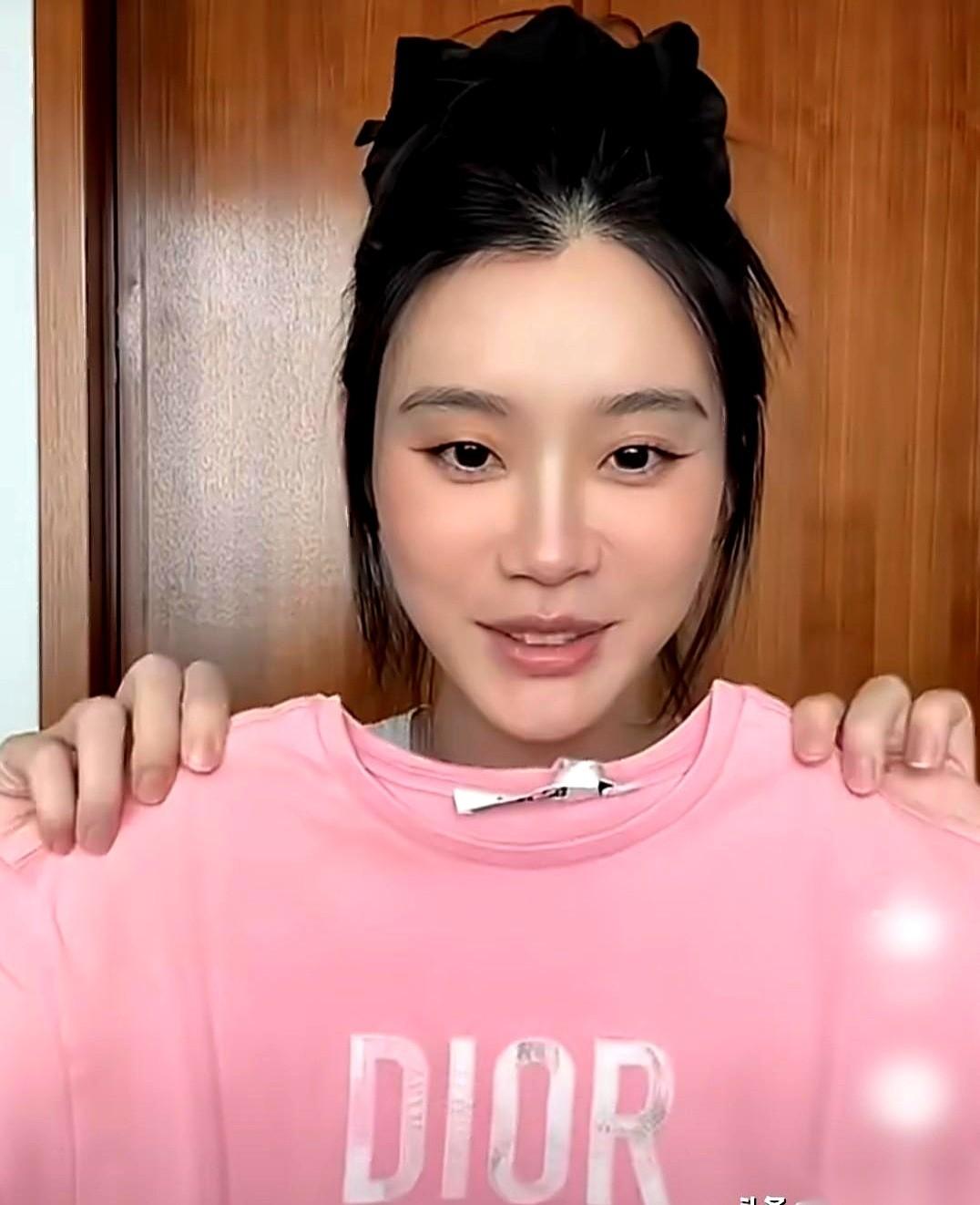 给娃穿Dior，就为了拍张照。
然后脱下来，赶紧换上舒服的。
看到奚梦瑶这么干，