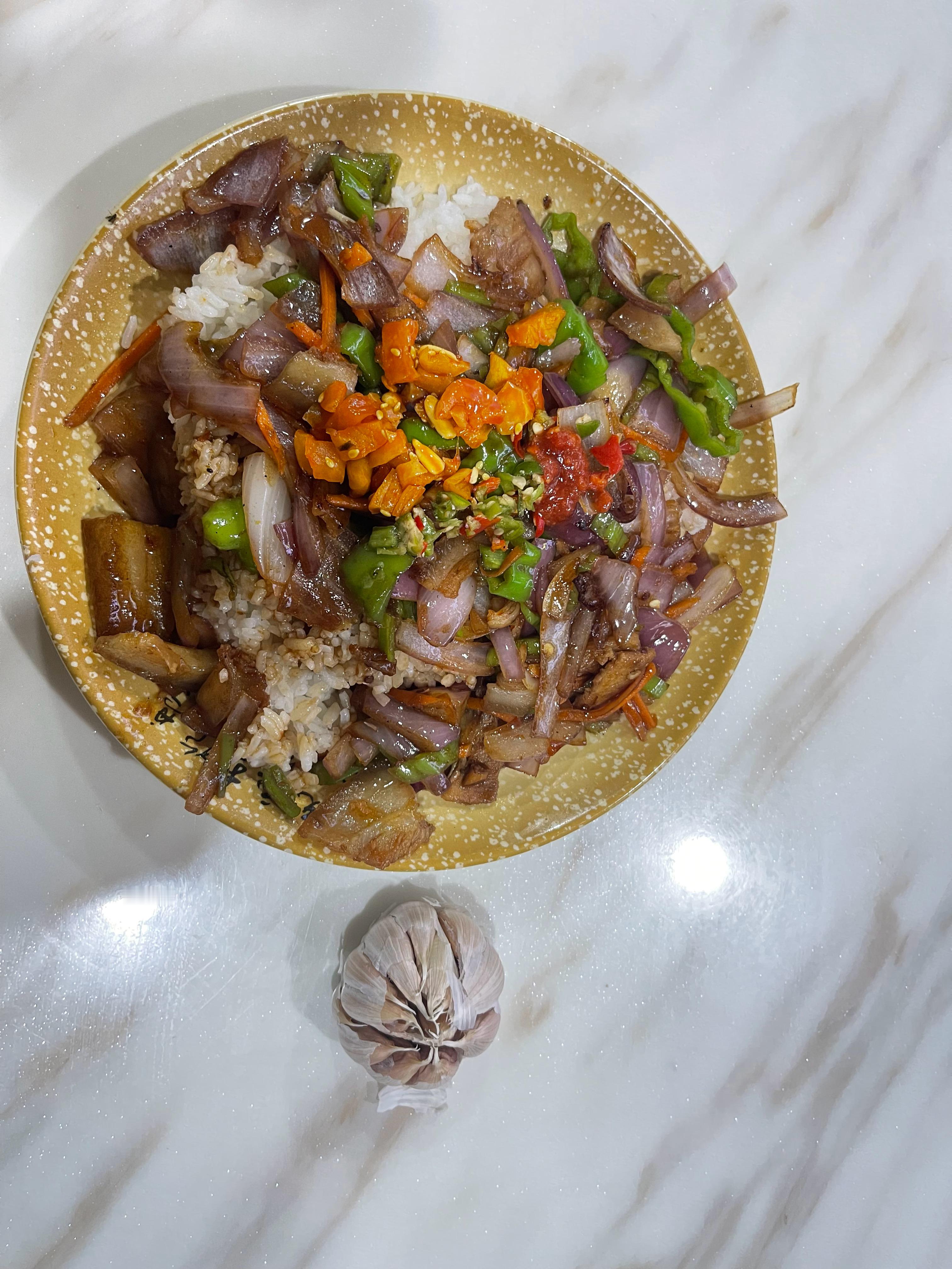 饿过头了，沙县大酒店用餐回锅肉+蒜  别有一番滋味 看看你们晚上吃啥，一样的小伙