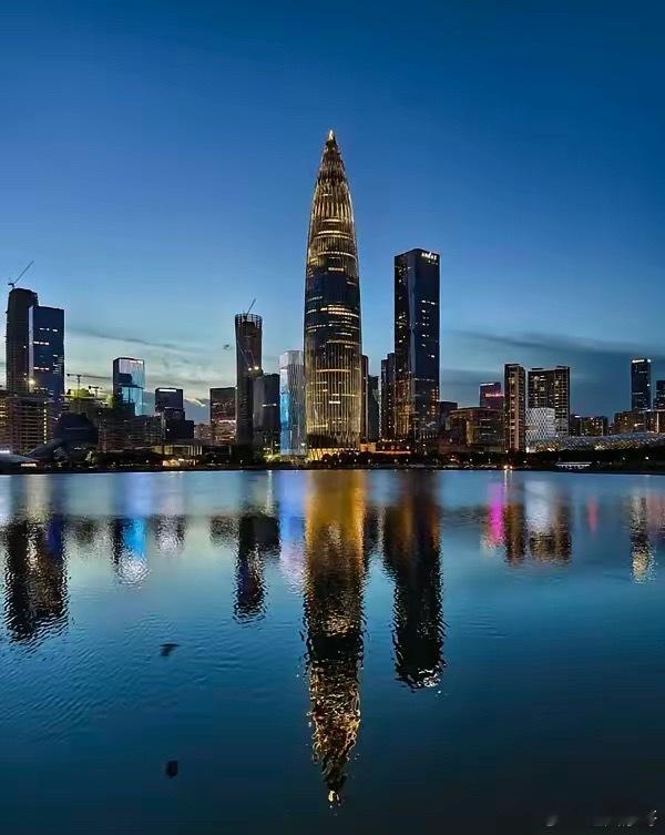 在投资界里，华润绝对算是英明的。华润曾经是万科长达17年的第一大股东。在2000