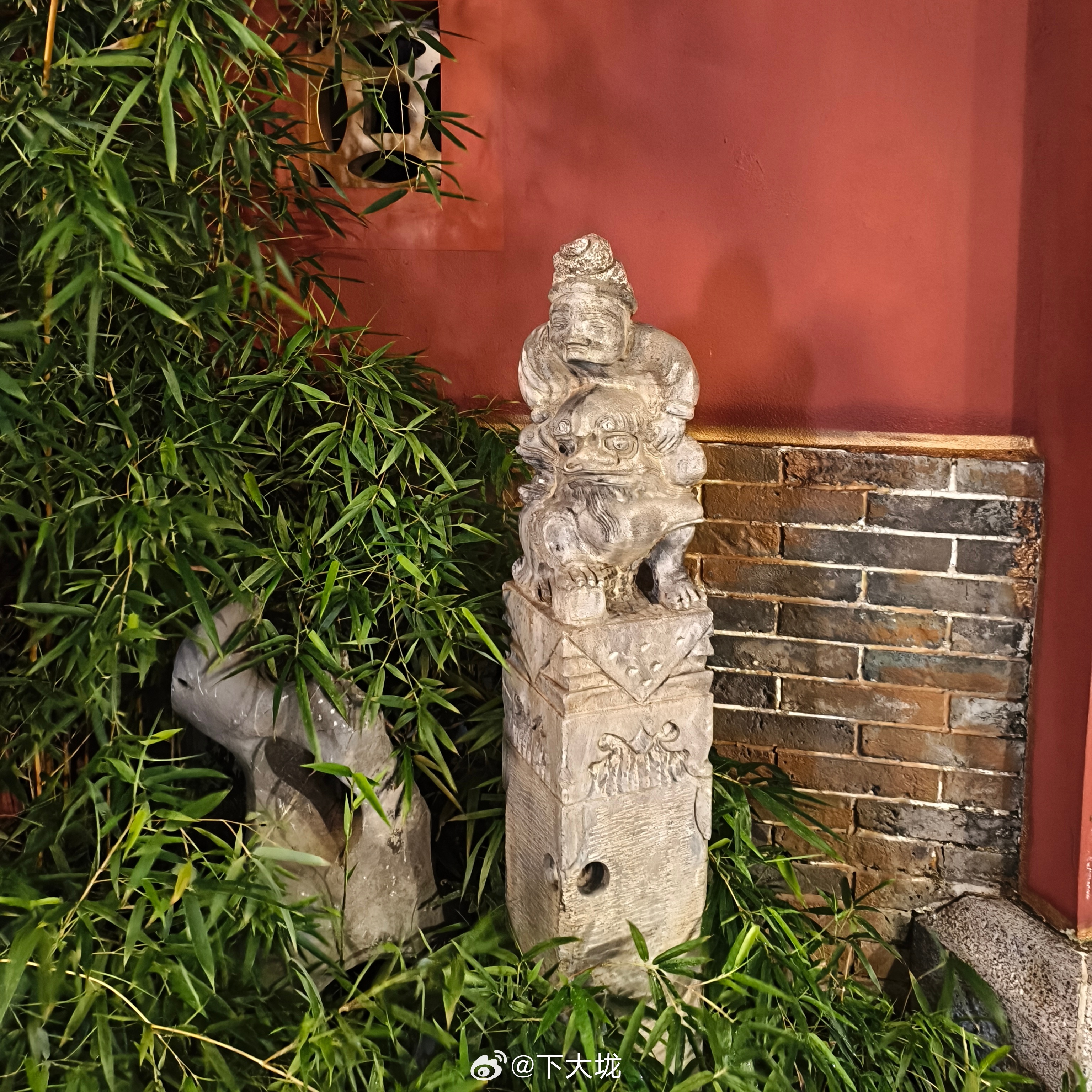 昨晚和基友在潮宗街散步，无意中经过四海潮驿彩虹青旅，这个位置确实很不错，很适合住