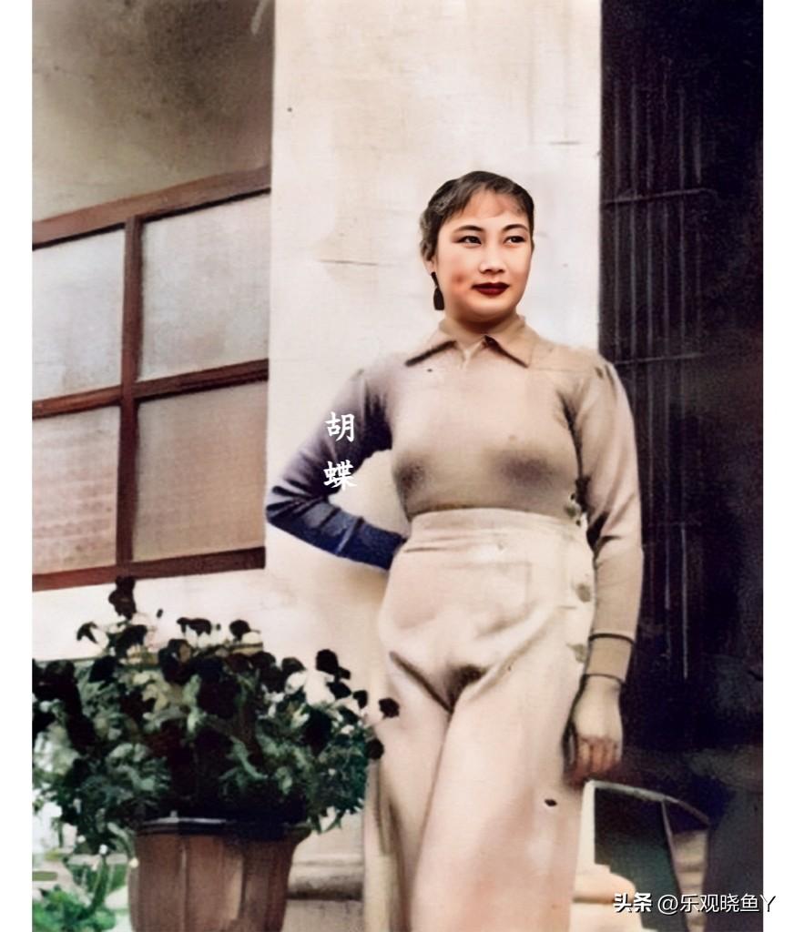 这才是1933年25岁胡蝶在上海的真实貌相，都看看呗！这可不是演戏，而是她当时靠
