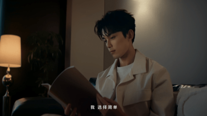 吴磊说勇敢就要小牛一点 片场茶室里参禅静坐，转眼球场挥拍爆扣得分。吴磊身体里仿佛