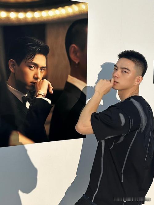 李现“与己同框”，解锁奇妙合影新玩法

近日，李现分享了一张特别的合影，画面里竟