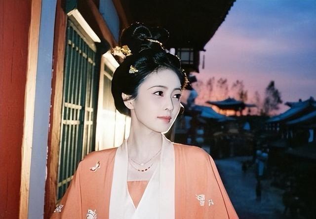 白鹿《莫离》刚看完，又追《百花杀》，我才懂女演员拼的还是演技 