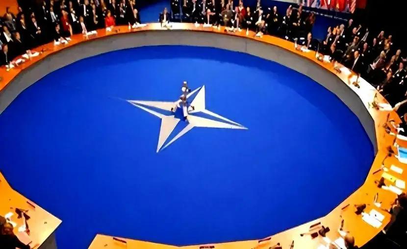北约常年顶着全球最强军事同盟的名头，三十多个成员国抱团联动，纸面军事实力足以碾压